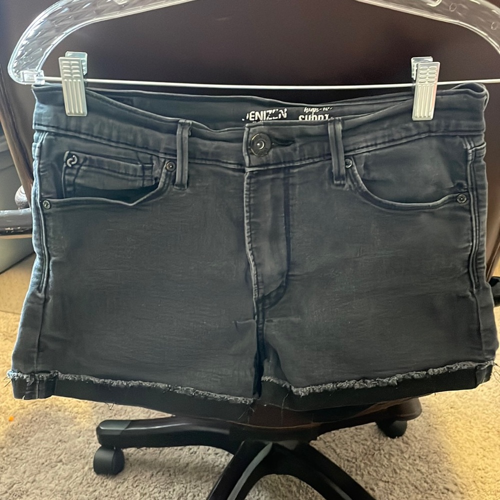 Black Levi’s shorts